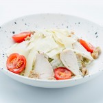 САЛАТА ЦЕЗАР С ПИЛЕШКО МЕСО